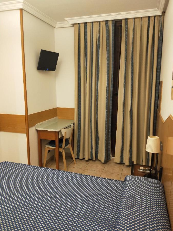 Hostal Maria Ronda Madrid Buitenkant foto