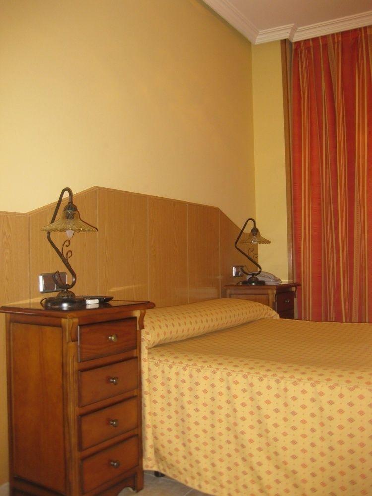 Hostal Maria Ronda Madrid Buitenkant foto