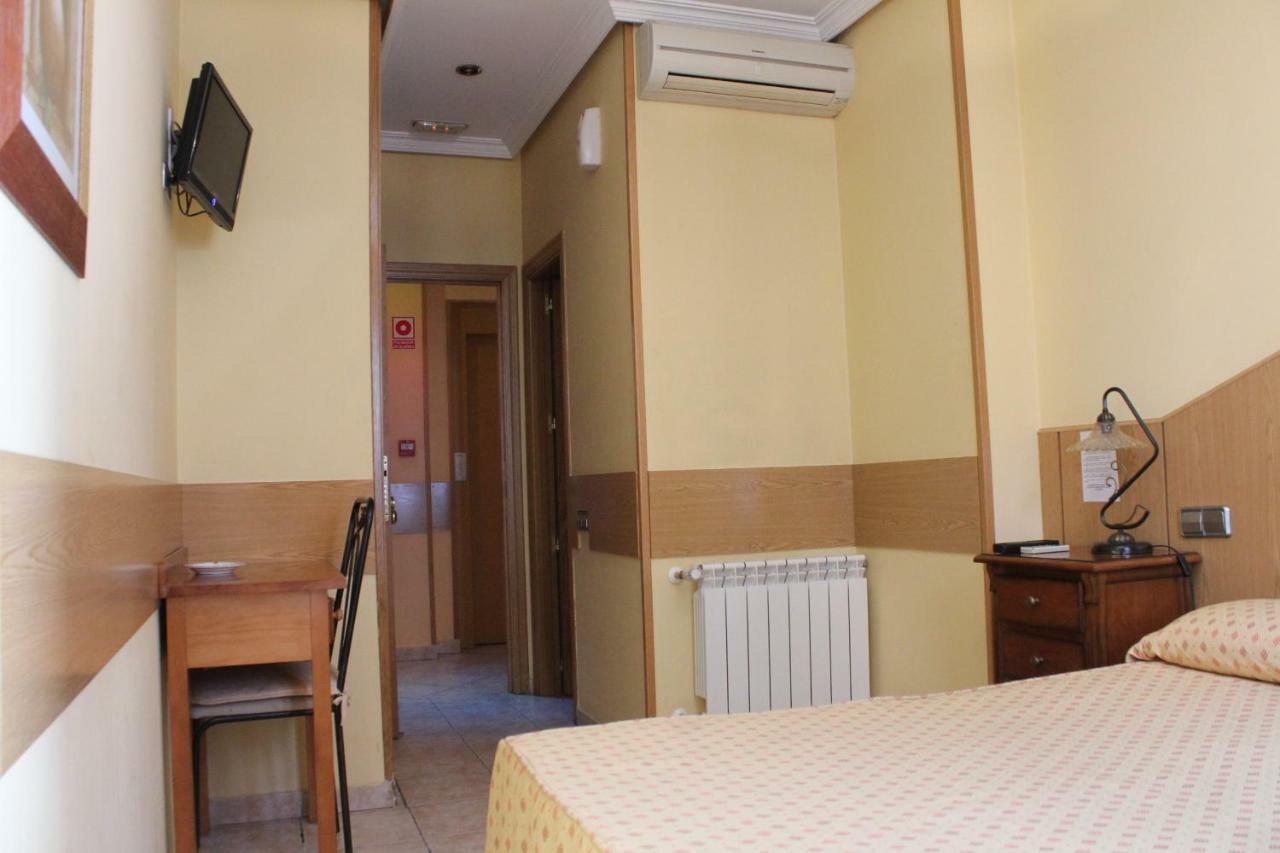 Hostal Maria Ronda Madrid Buitenkant foto
